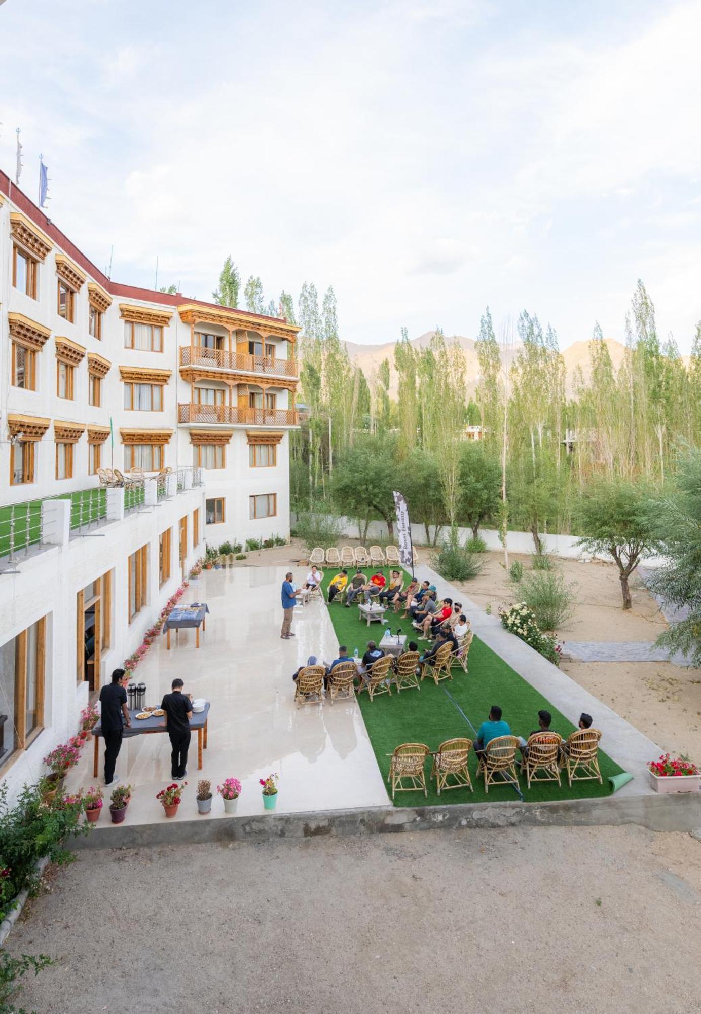 Hotel Deskitsal Лех Экстерьер фото